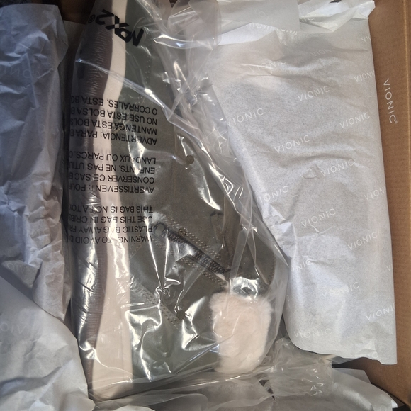 Vionic Green Olive Shoe Packaging - Picture 2 of 11